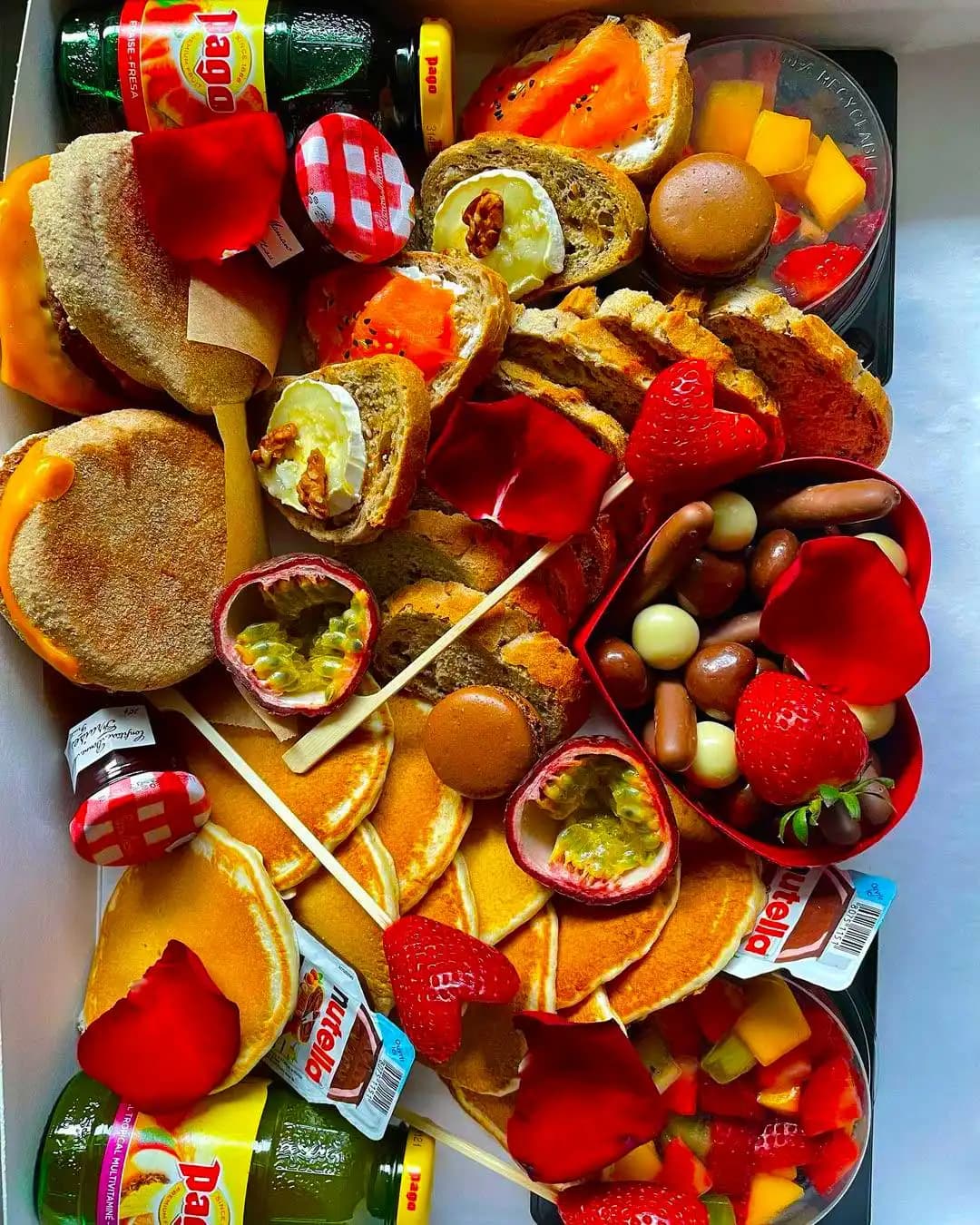 Plateau de Brunch coloré avec fruits et vienoiseries