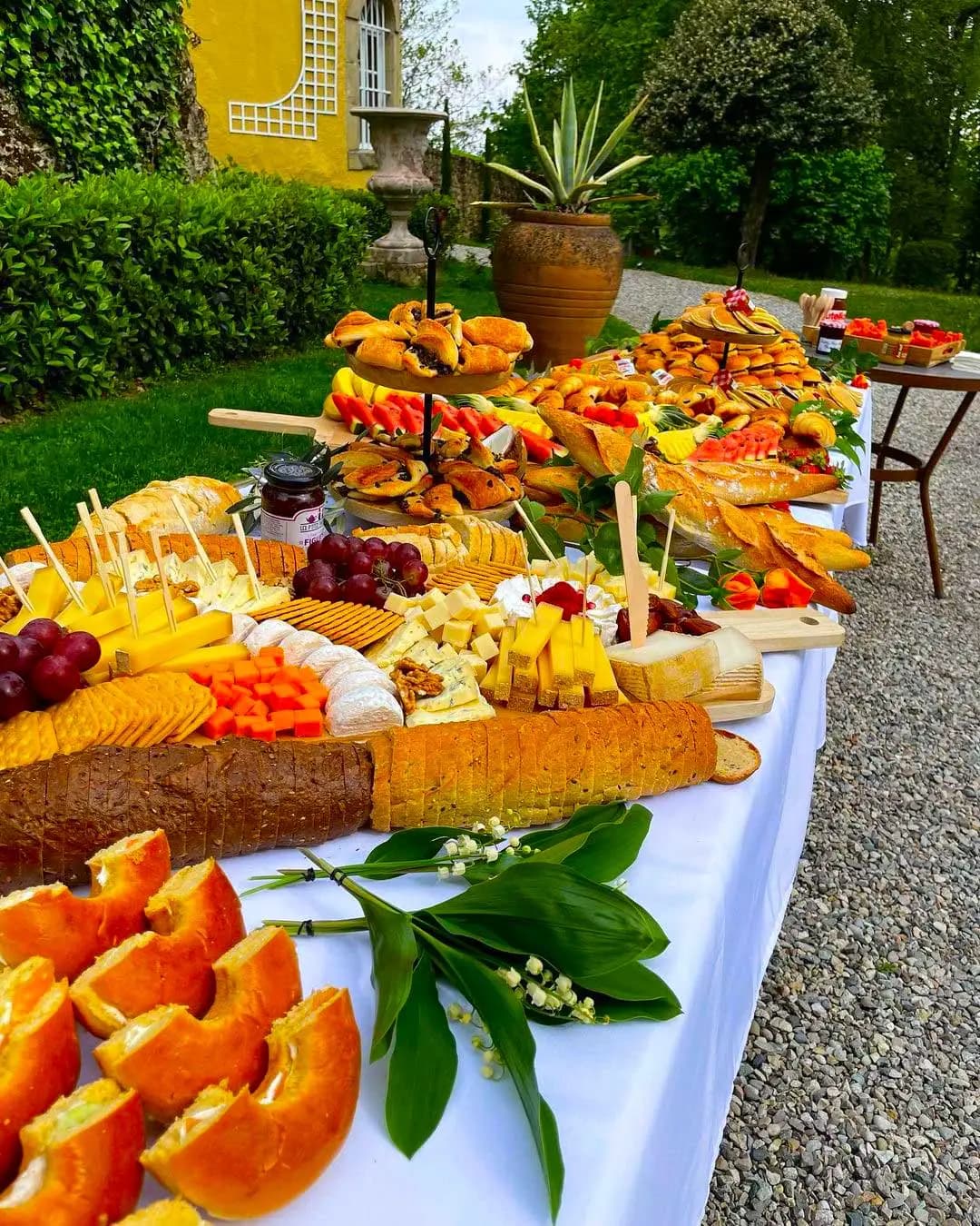 Grande table de brunch lors d'un mariage